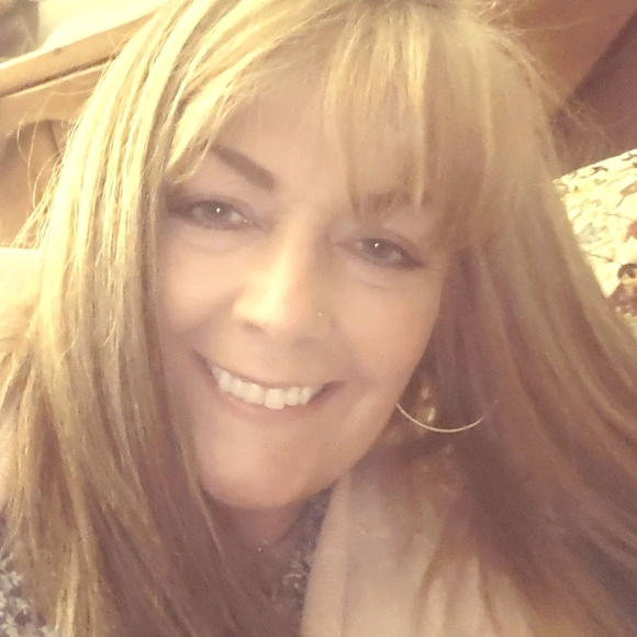 Meet your Posher, Julie - Picture 1 of 4